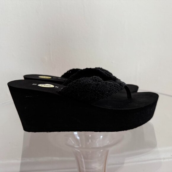 Rocket Dog Women's Black Flipflops - Picture 7 of 7